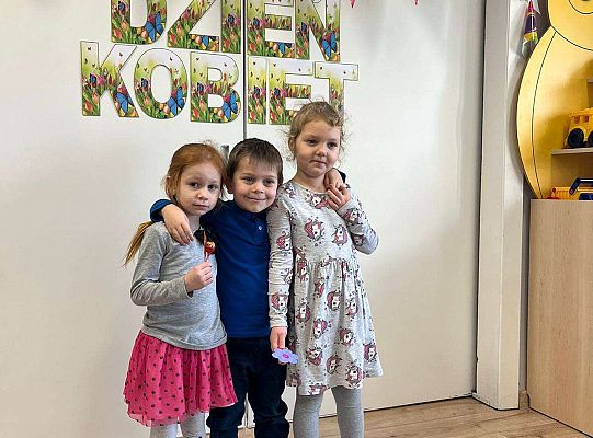 Chłopiec wręcza upominki