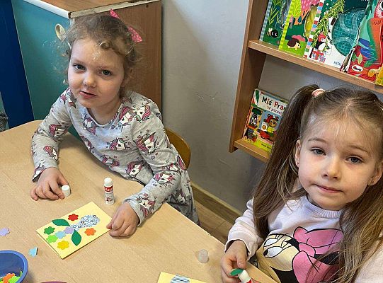 Dzieci robią laurki