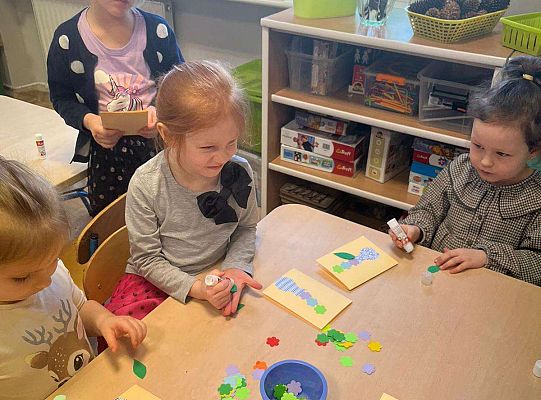 Dzieci robią laurki