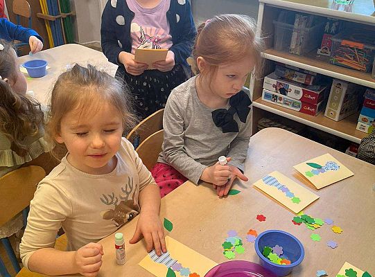 Dzieci robią laurki