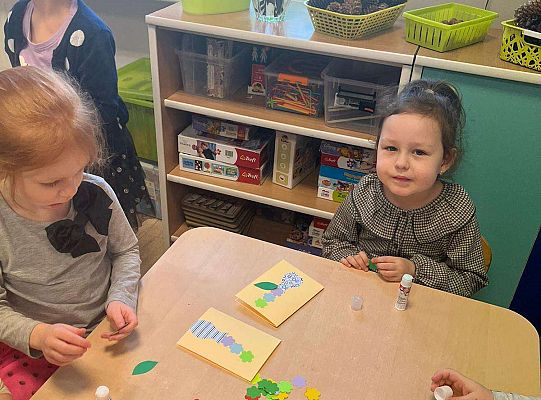 Dzieci robią laurki