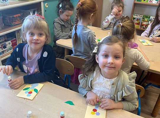 Dzieci robią laurki