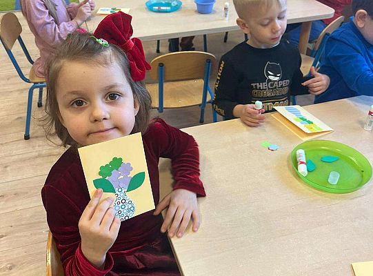 Dzieci robią laurki