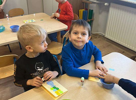 Dzieci robią laurki