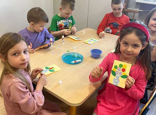 Dzieci robią laurki