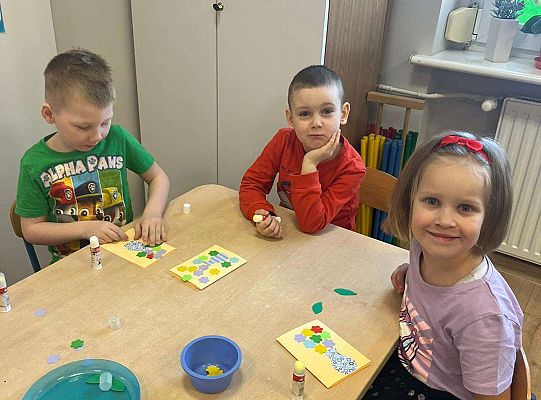 Dzieci robią laurki