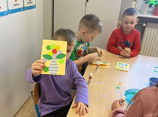 Dzieci robią laurki