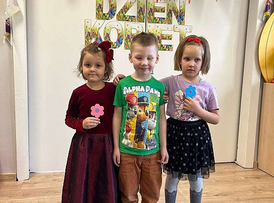 Chłopiec wręcza upominki