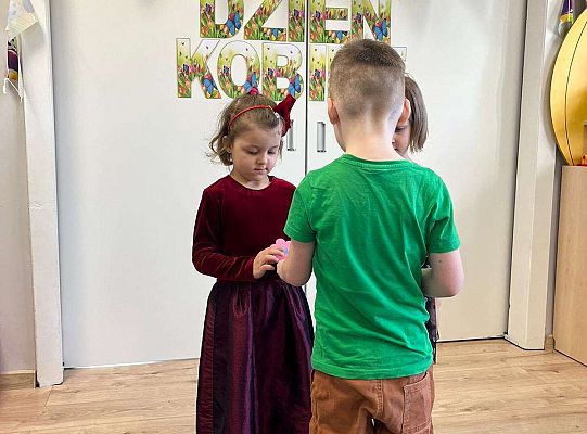 Chłopiec wręcza upominki