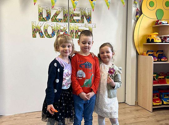 Chłopiec wręcza upominki