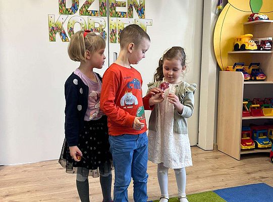 Chłopiec wręcza upominki