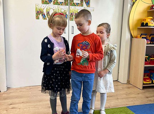 Chłopiec wręcza upominki