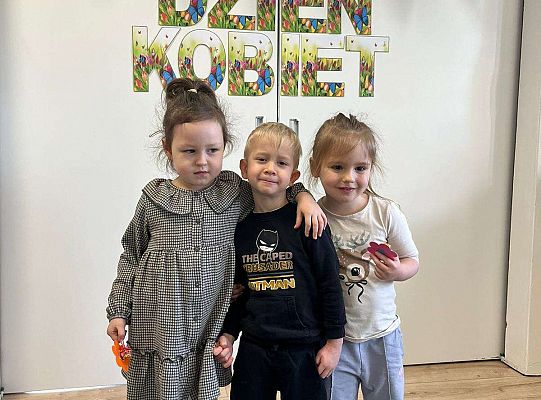 Chłopiec wręcza upominki