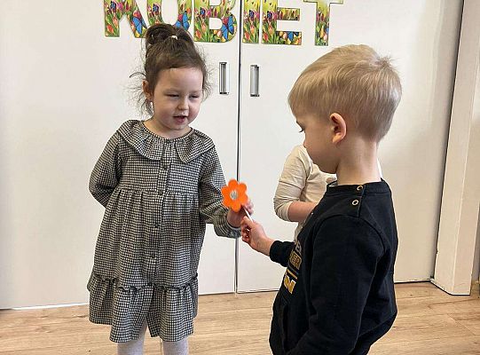 Chłopiec wręcza upominki