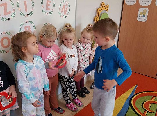 Chłopiec wręcza laurkę