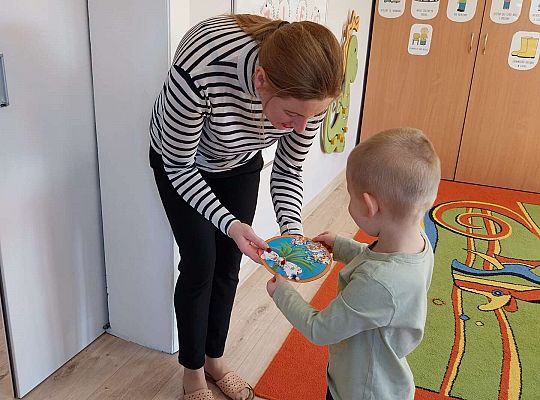 Chłopiec wręcza laurkę