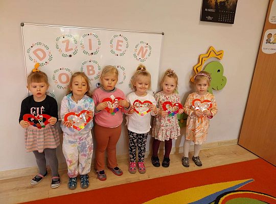 Dziewczynki z laurkami