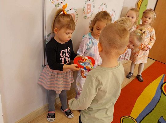 Chłopiec wręcza laurkę