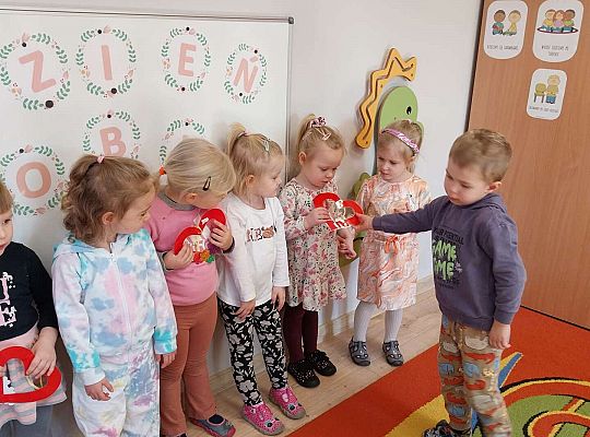 Chłopiec wręcza laurkę