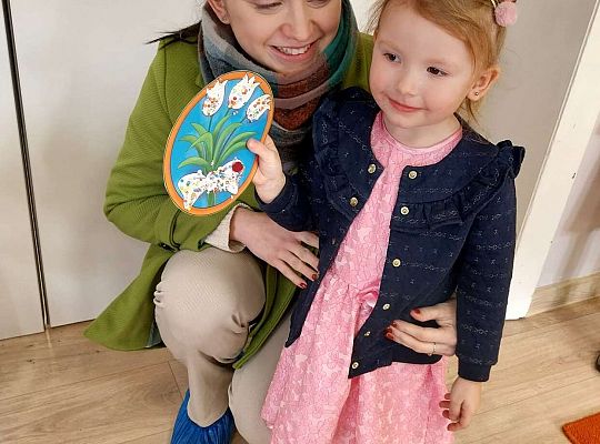 dziewczynka wręcza laurkę