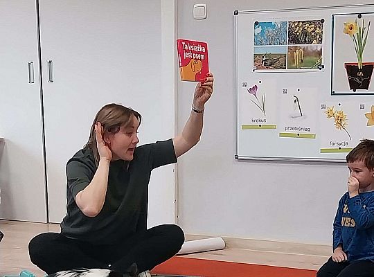 Prowadząca z książeczką