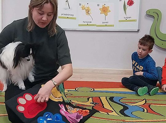 Dzieci uczestniczą w zajęciach