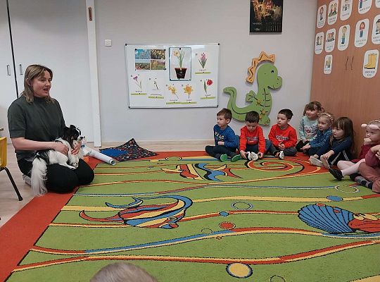 Dzieci uczestniczą w zajęciach