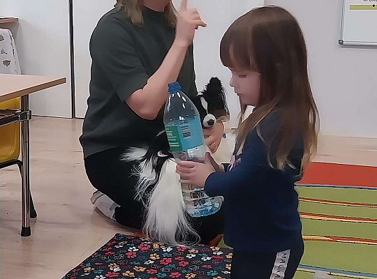 Dzieci uczestniczą w zajęciach