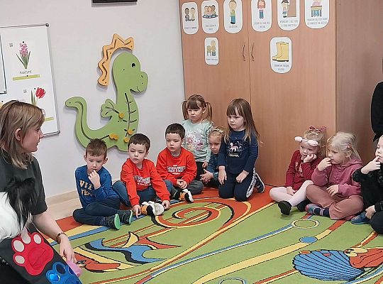 Dzieci uczestniczą w zajęciach