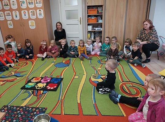 Dzieci uczestniczą w zajęciach