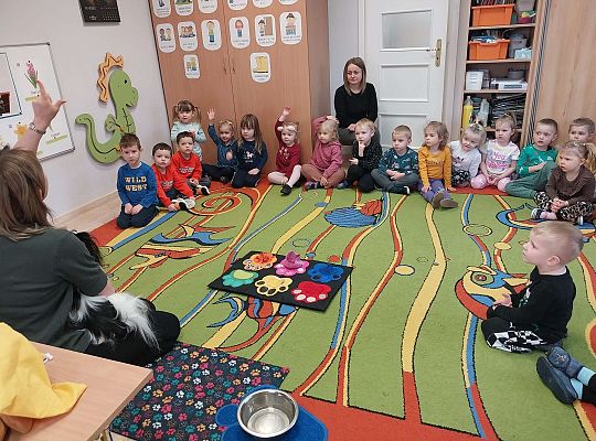 Dzieci uczestniczą w zajęciach