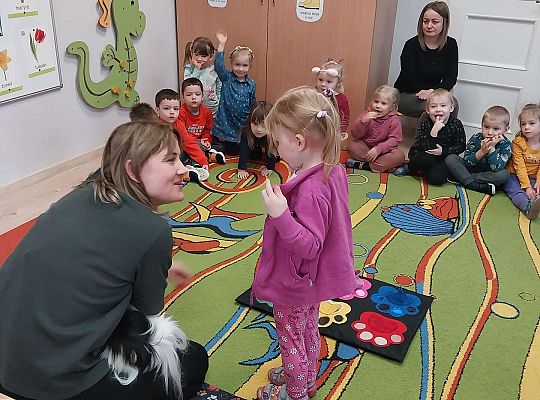 Dzieci uczestniczą w zajęciach