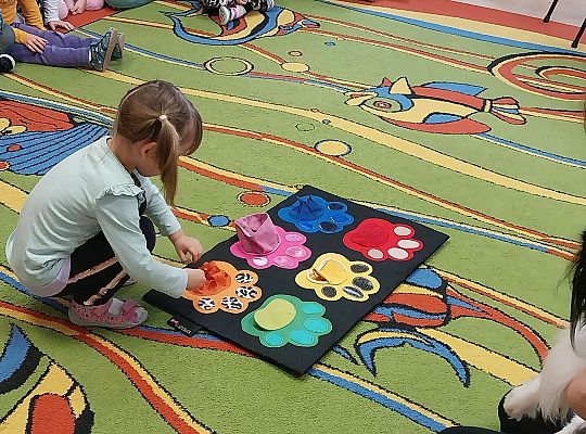 Dzieci uczestniczą w zajęciach