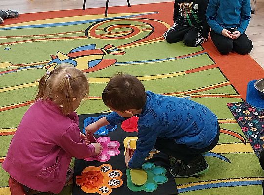 Dzieci uczestniczą w zajęciach