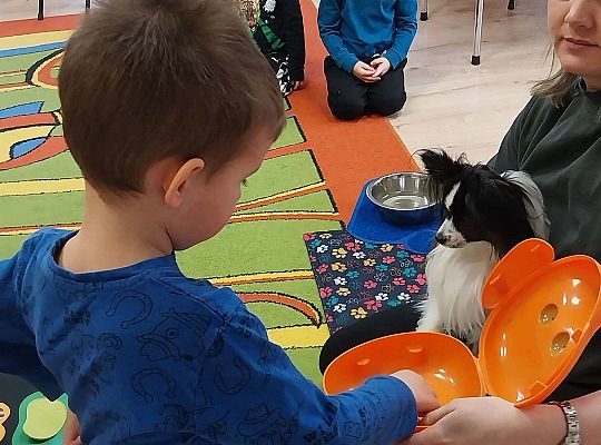 Dzieci uczestniczą w zajęciach