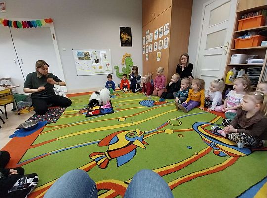 Dzieci uczestniczą w zajęciach