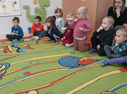 Dzieci uczestniczą w zajęciach