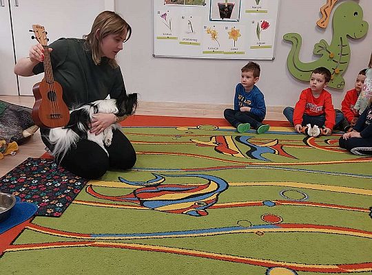 Dzieci uczestniczą w zajęciach