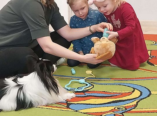 Dzieci uczestniczą w zajęciach