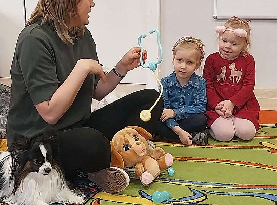 Dzieci uczestniczą w zajęciach