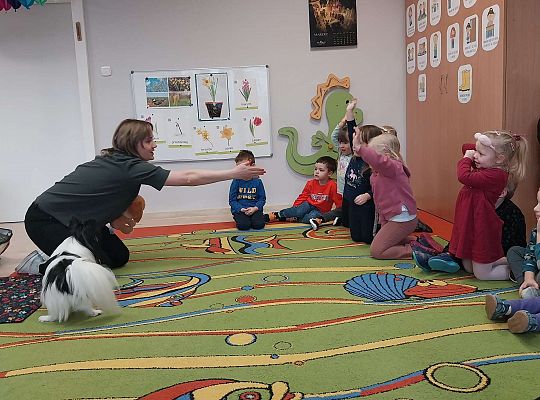 Dzieci uczestniczą w zajęciach