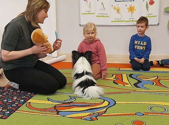 Dzieci uczestniczą w zajęciach