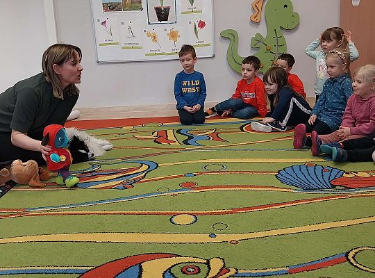 Dzieci uczestniczą w zajęciach