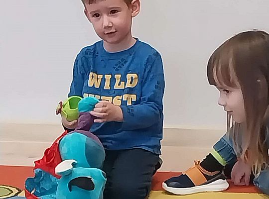 Dzieci uczestniczą w zajęciach