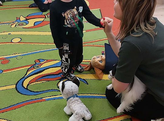 Dzieci uczestniczą w zajęciach