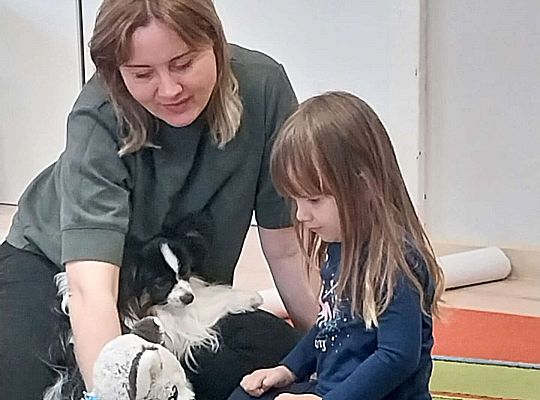 Dzieci uczestniczą w zajęciach