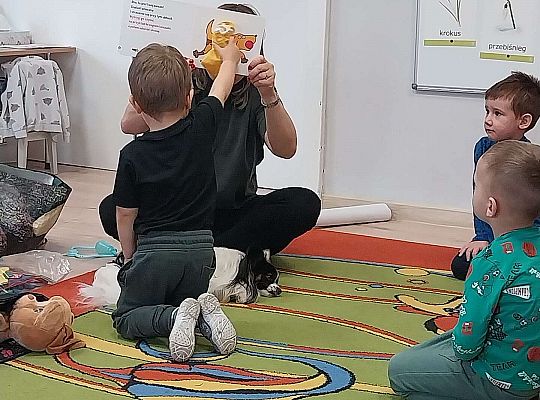 Dzieci uczestniczą w zajęciach