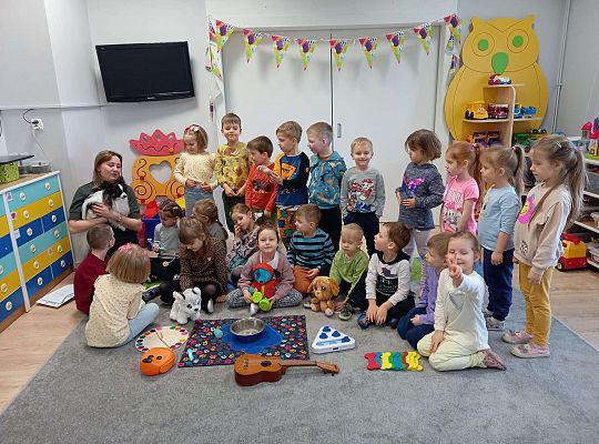 Grupa dzieci z prowadzącą