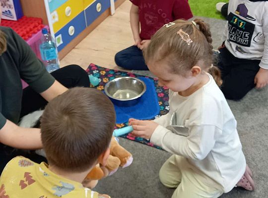 Dzieci uczestniczą w zajęciach