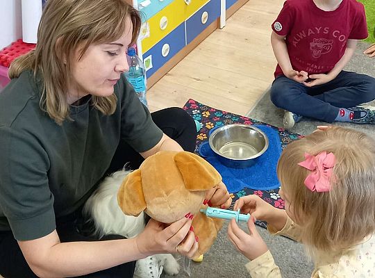 Dzieci uczestniczą w zajęciach